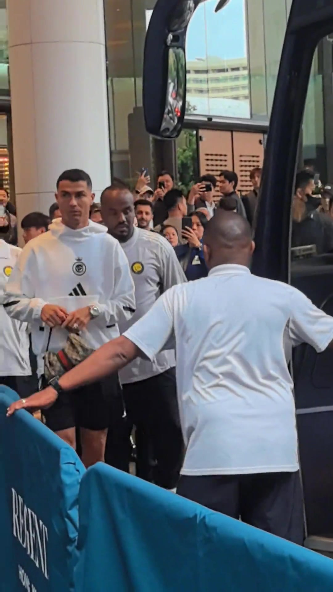 宝威体育-C罗登车时向球迷竖起拇指 手持葡萄牙队Labubu潮玩