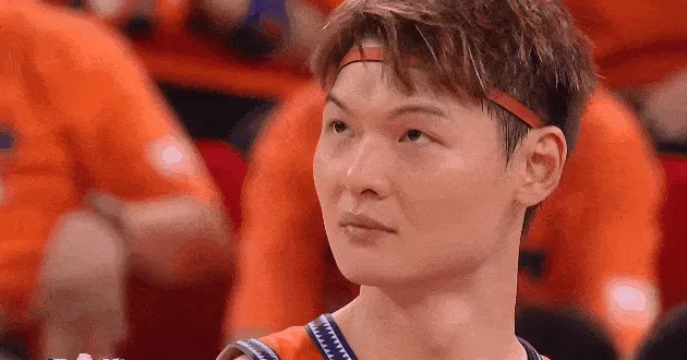 宝威体育-众生相！上海球员夺冠疯狂庆祝，孙铭徽场下表情落寞
